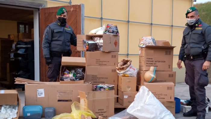 avellino la finanza scopre un deposito di fuochi illegali a mercogliano