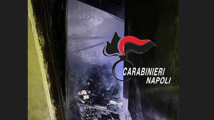 fiamme al sesto piano di un palazzo donna disabile salvata dai carabinieri