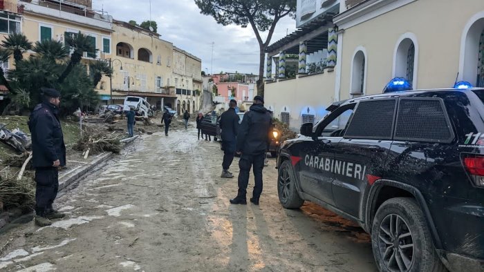 ischia arrivano gli sciacalli ruba un auto a casamicciola denunciato 53enne