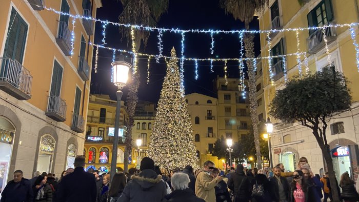 boom di visitatori a salerno per il primo fine settimana di luci d artista