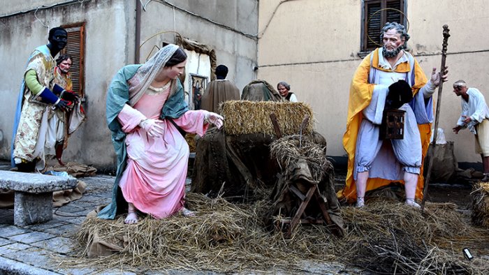 da piazza san pietro a frigento il presepe della misericordia arriva in irpinia