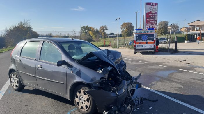 un cane attraversa la strada ed e scontro tra due auto incidente a flumeri