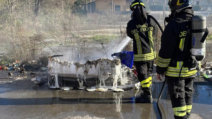 carrellato in fiamme nell ecopunto di contrada pontecorvo