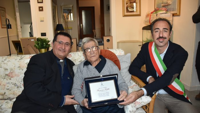 pollica festeggia un altra centenaria si tratta di nonna filomena fedullo