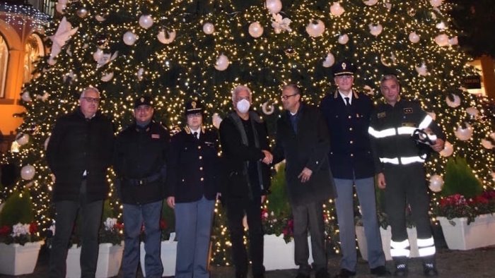 salerno la polizia addobba l albero di natale in piazza portanova