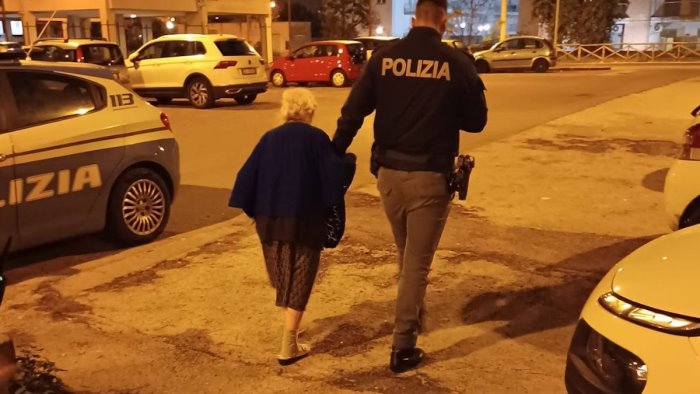 anziano vaga all ingresso della tangenziale di salerno lo soccorre la polizia