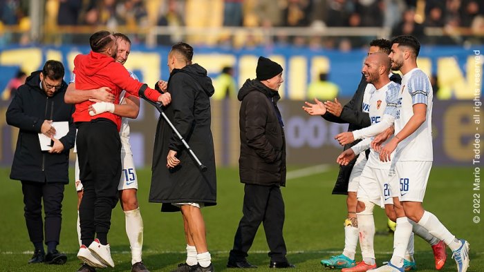 benevento letizia in stampelle l abbraccio con i compagni di squadra