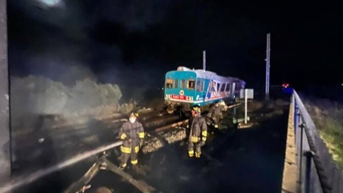 scontro treno camion al passaggio a livello una delle vittime era salernitana