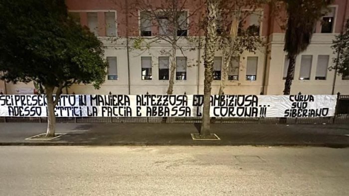 salernitana striscioni anti iervolino mettici la faccia e abbassa la corona