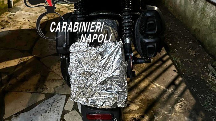 carta stagnola sulla targa e pistola carica fuga e arresti a napoli