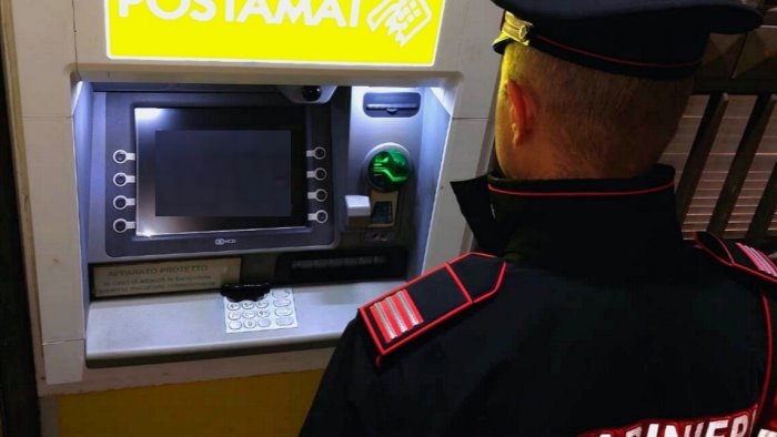 ruba e utilizza la carta di credito dell amico denunciato dai carabinieri