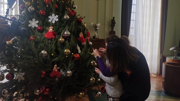 sindrome di sanfilippo il sindaco napoli riceve una pallina di natale speciale