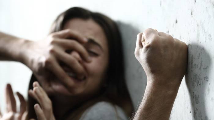 violenza sulle donne a salerno oltre 55 uomini nel mirino della questura