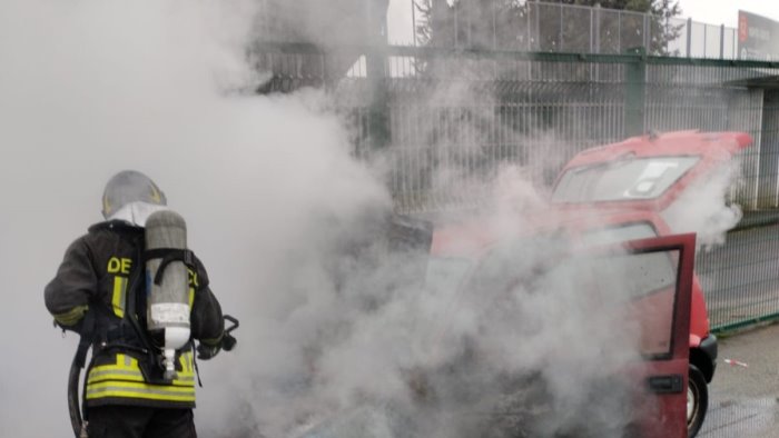 benevento auto in fiamme termina corsa contro la recinzione dello stadio