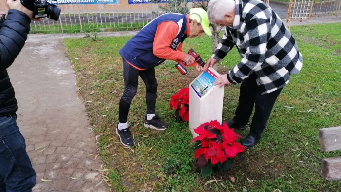 ripristinata la stele dedicata ad angelo vassallo coperta con svastica a tivoli