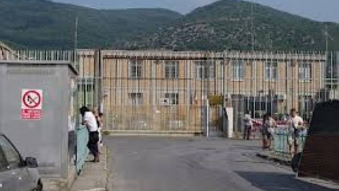 carcere salerno detenuto schiaffeggia la comandante della polizia