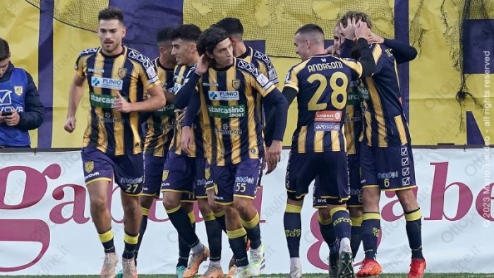 juve stabia virtus francavilla 3 0 vespe a 6 in attesa degli altri match