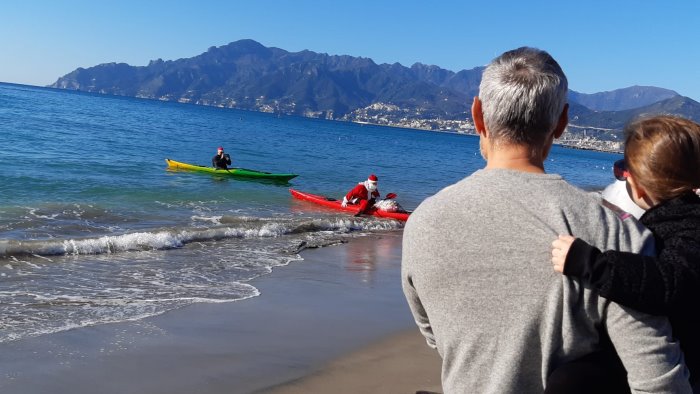 foto salerno a mercatello babbo natale viene dal mare