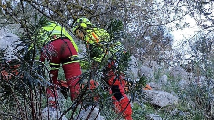 scivola in una zona impervia a sant arsenio soccorso cacciatore 55enne