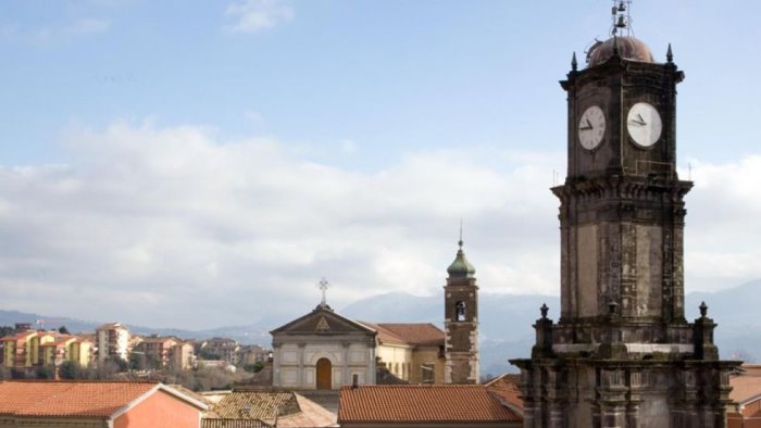 avellino festa abusiva al centro storico arriva la polizia tensioni e proteste