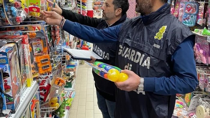 valle caudina le fiamme gialle sequestrano 12mila giocattoli non sicuri