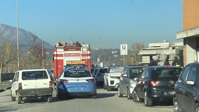 auto in fiamme in pieno giorno a benevento e giallo