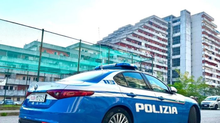 scampia sorpreso a cedere sostanza stupefacente arrestato