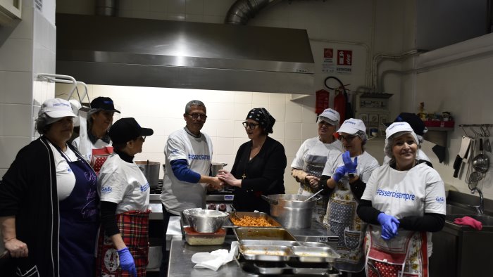 natale e solidarieta poliziotti in cucina alla mensa san francesco di salerno