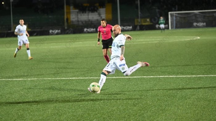 l arbitro di crotone avellino una vittoria e un pari per i lupi nei precedenti