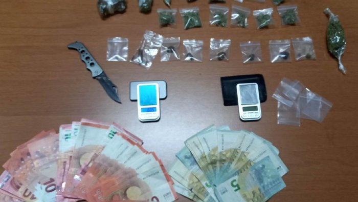 napoli soccavo sorpreso con la droga dai falchi arrestatp