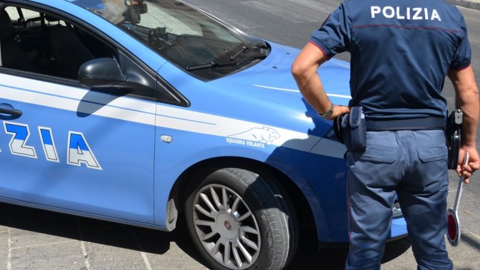 avellino tenta di corrompere i poliziotti con 100 euro nel libretto