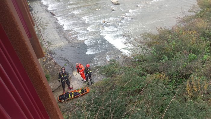 si lancia nel fiume sabato anziano in gravi condizioni