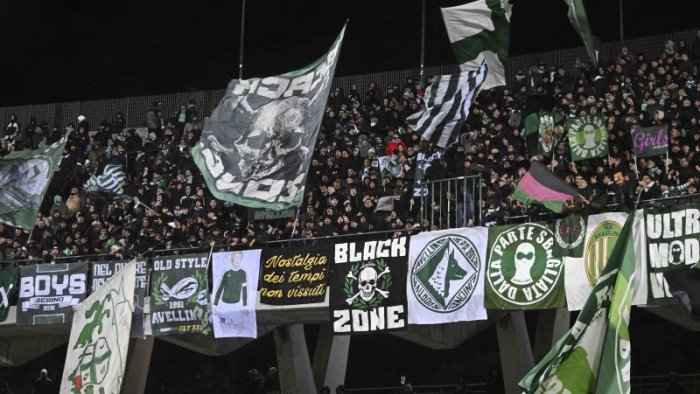 avellino senza tifosi a crotone tre calciatori a rischio squalifica