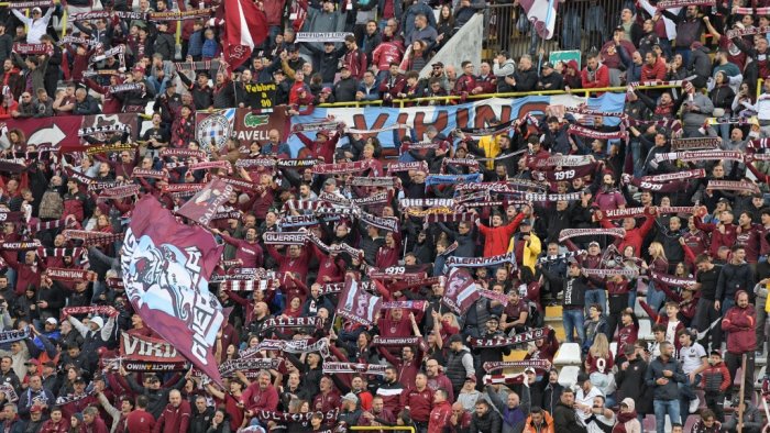 salernitana euforia tra i tifosi con walter sabatini rialzeremo la testa