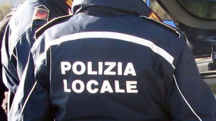 chiede di rimuovere i bisogni del cane dalla strada agente aggredita a nocera