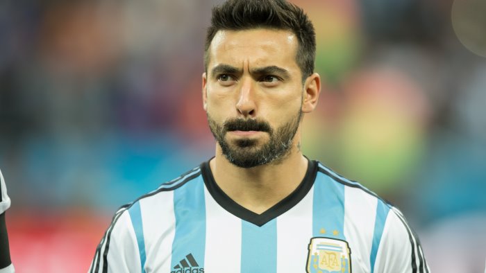 l ex napoli lavezzi ferito dopo una rissa e in ospedale ma fuori pericolo