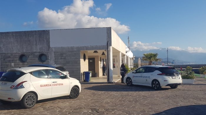 policastro la capitaneria sequestra un locale al porto c e un indagato