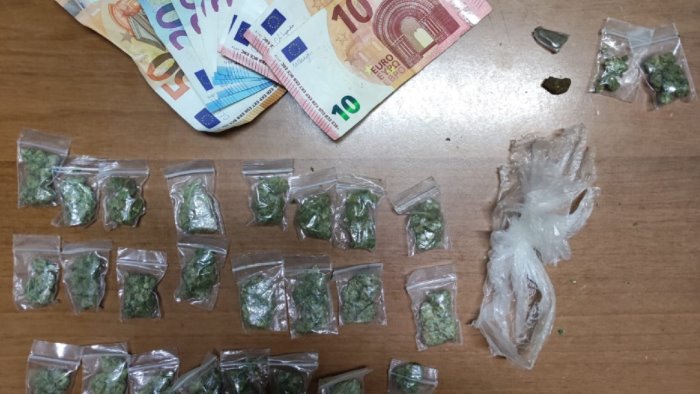 sorpreso a cedere droga arrestato un 26enne gambiano