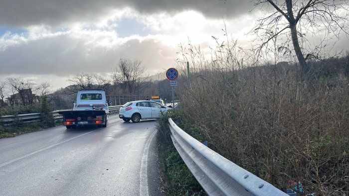 avellino incidente a valle auto contro il guardrail paura a contrada serroni