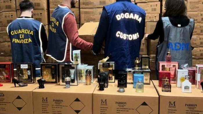 salerno maxi sequestro di profumi e prodotti di bellezza illegali