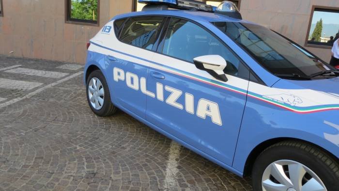 evade dai domiciliari 36enne denunciato dagli agenti della volante