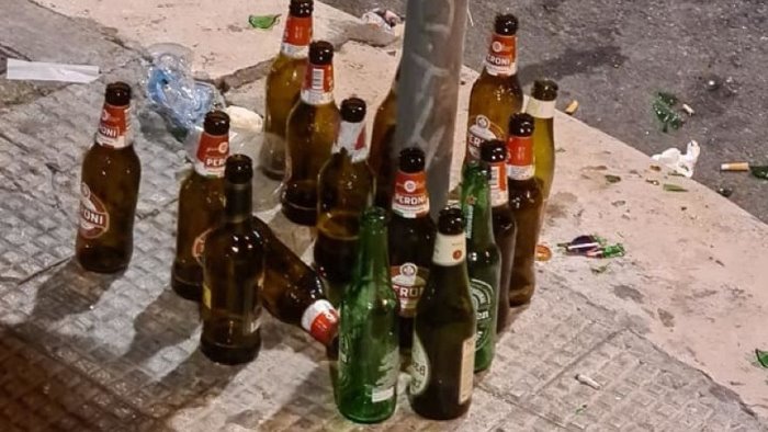 feste in sicurezza a salerno vietate bevande in vetro stop ai botti