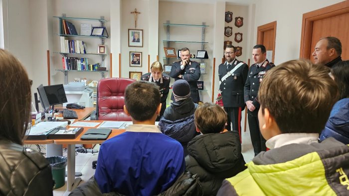 i bambini di montecalvo in visita alla caserma i carabinieri sono eroi