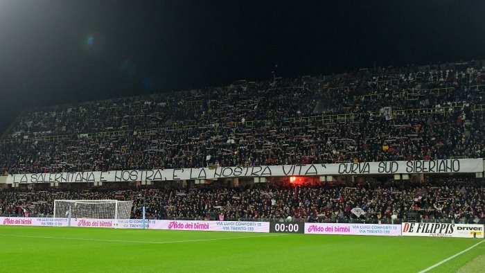 salernitana milan striscione unico degli ultras in curva sud siberiano