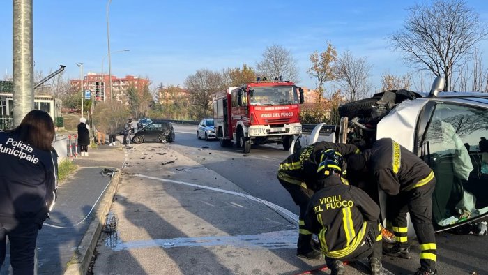 incidente in via paolella renault scenic si ribalta sulla carreggiata