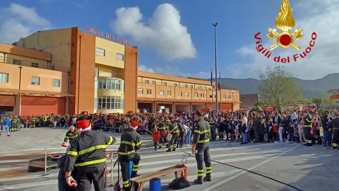 babbo natale viene dal cielo i vigili del fuoco incantano centinaia di bimbi