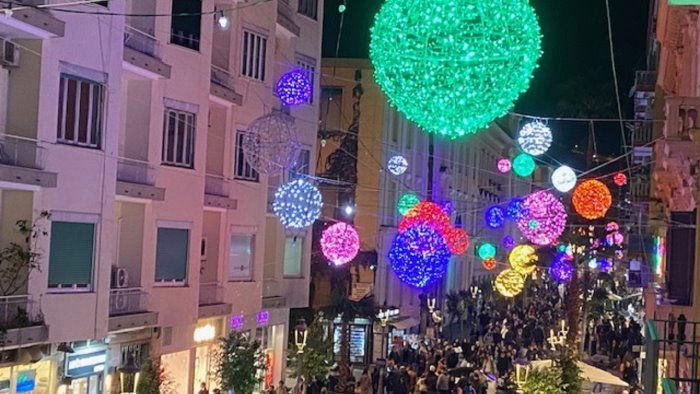 corsa allo shopping sotto le luci d artista pienone sul corso a salerno