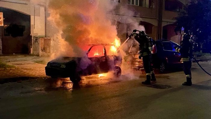 benevento auto in fiamme al rione liberta indagini in corso