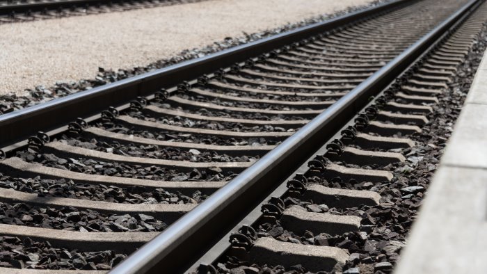 tragedia sfiorata a capaccio uomo investito da un treno in transito