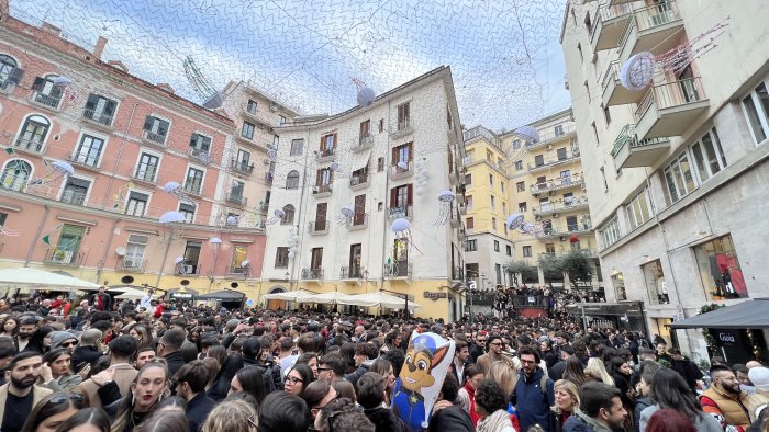 in migliaia sul corso di salerno per il tradizionale struscio della vigilia